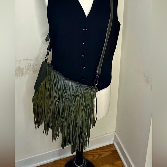Elizabeth & James leather fringe crossbody. Gorg bag. Thick fringe. Soft leather - Picture 2 of 9